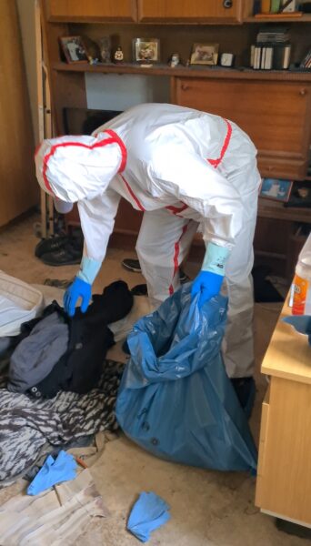 Ein Mitarbeiter beim Verpacken von kontaminierten Materialien in Straubing