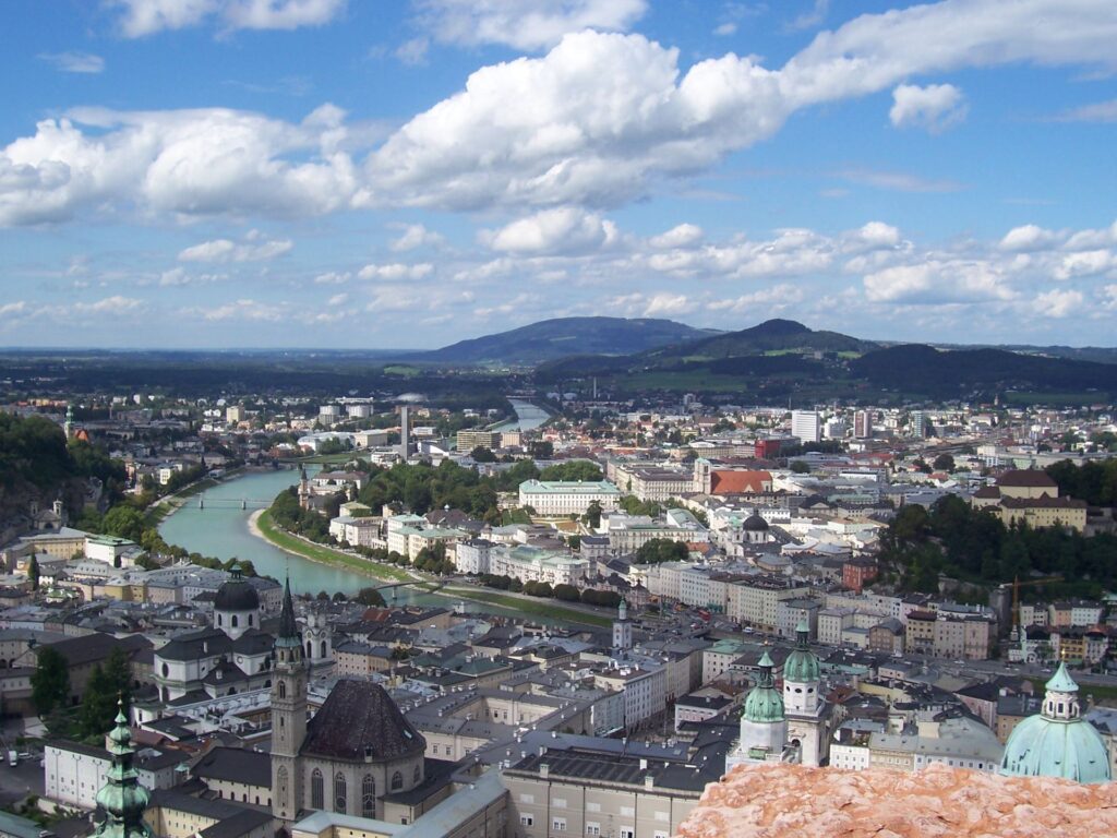 Blick auf die Stadt Salzburg. Wir führen hier Tatortreinigungen durch.